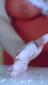 Giantess Christmas: Not Home Alone