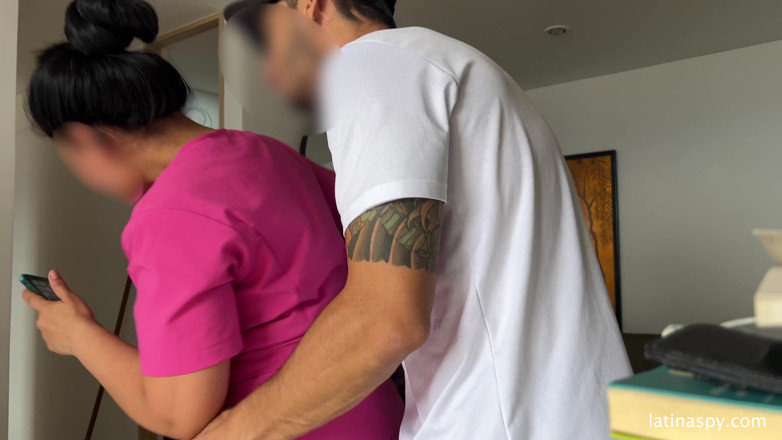 Latinaspy: Горничная с огромной задницей подчищает лапку, затем дрочит своему боссу, часть 2