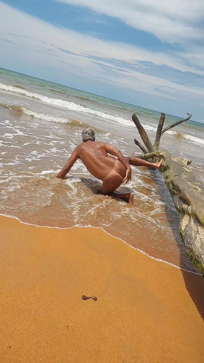 Ladysilvas: Mariquita Ladysilva en la playa bronceada desnuda mostrando su sexy...