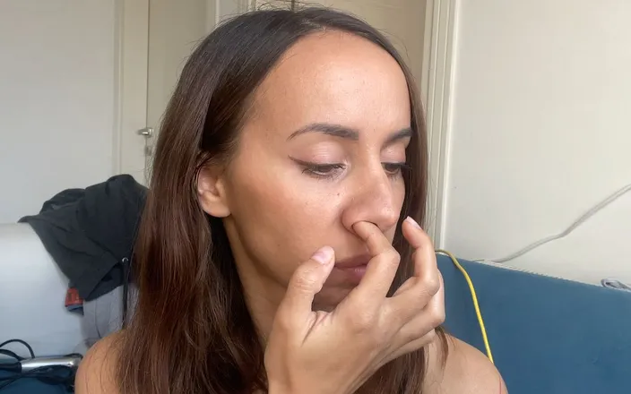 Pantera Nika: I Pick My Nose While I Check Smartphone