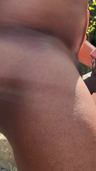 Joven osito tiene dos pollas y cargas de padrastro