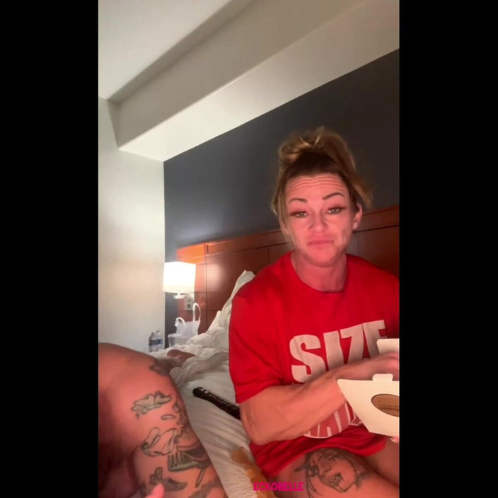 Ecko Belle: Eckobelle dan Simone Steele Bermain dengan kelentit besar secara langsung