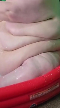 Milky Goddess di kolam mendayung