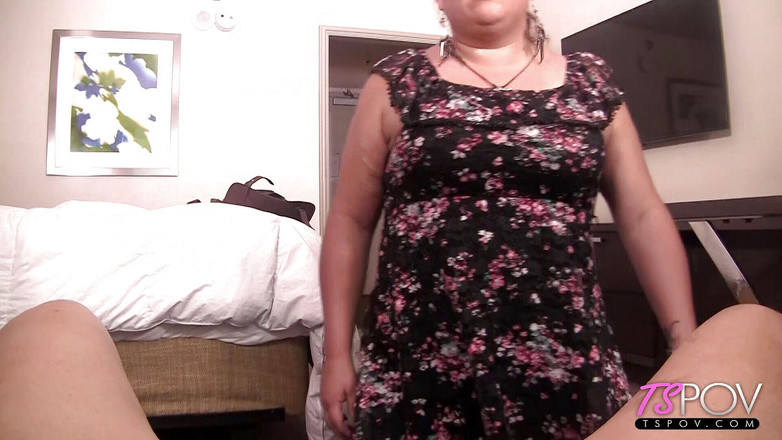 Pure TS and Becoming Femme: Grossa linda Reyna mal pode esperar para chupar seu pau