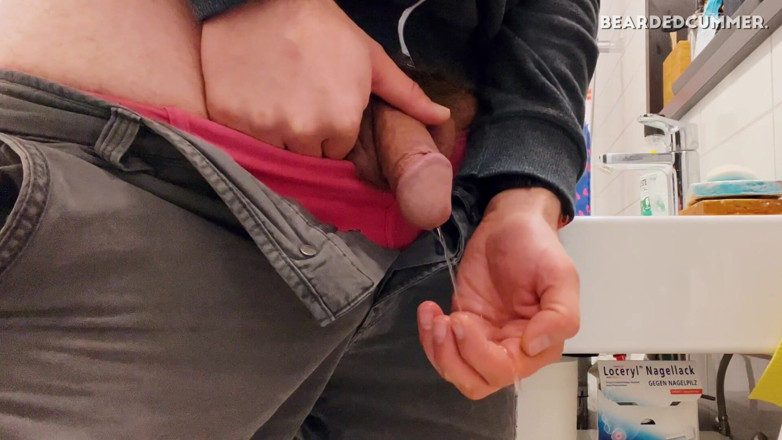 Beardedcummer: Dude pissing in his hand
