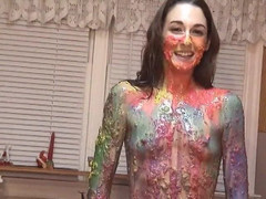 Solo Sensations: 厨房里的饥渴婊子在食物着色和糖浆中玩耍