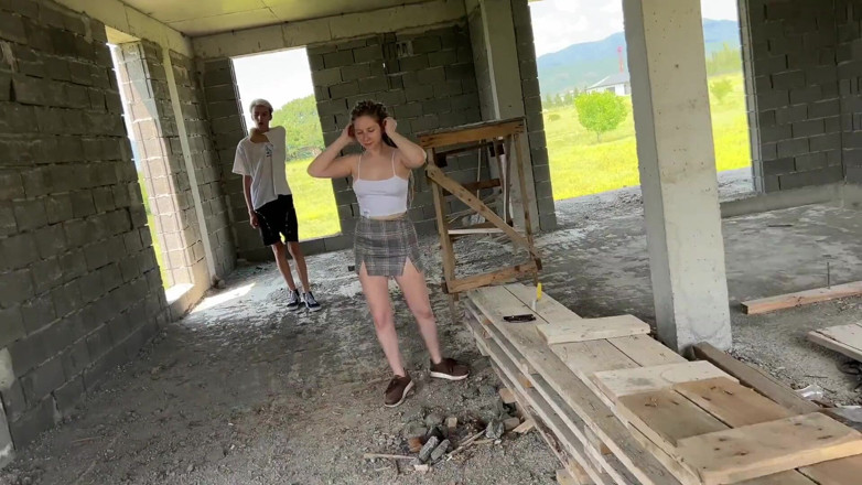 Mila Pie: Prsatá holka je ošukaná v opuštěném domě obrovskými ptáky