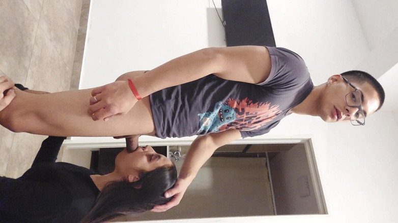 Tunenitovergon: Une femme mature rentre du travail et veut juste du...