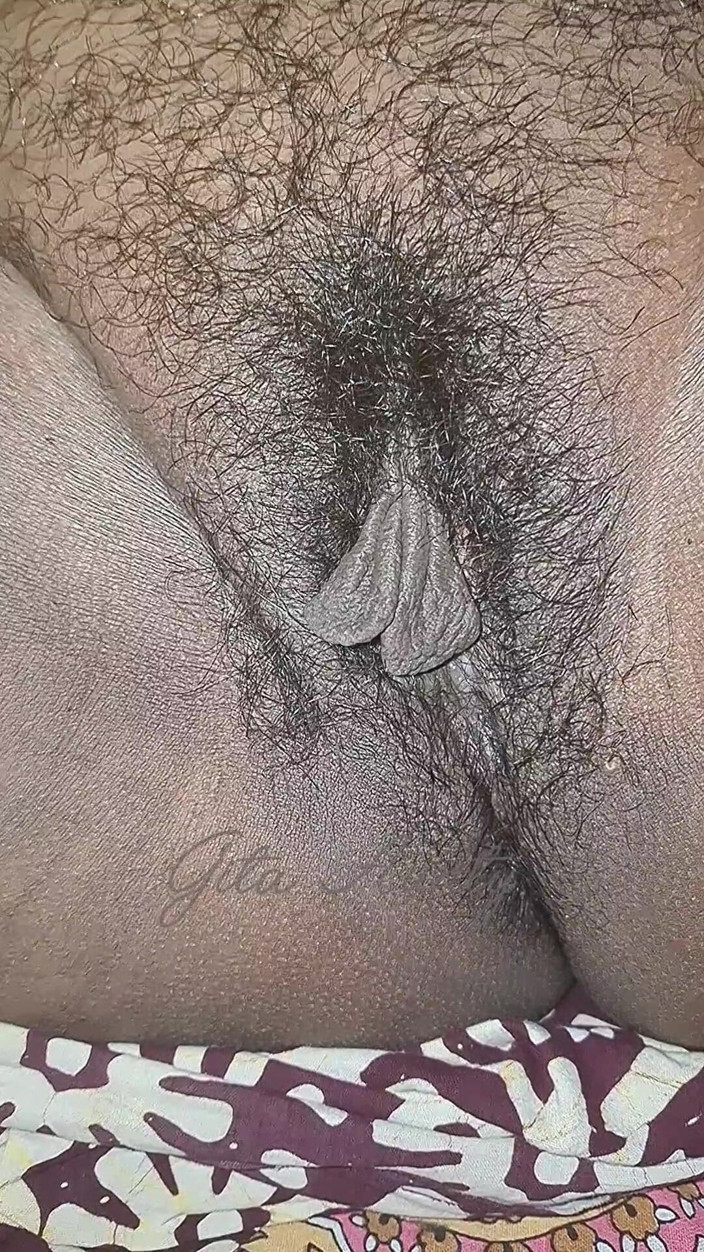 Indian aunty sex: The Village Woman Is Showing Her Large Pussy