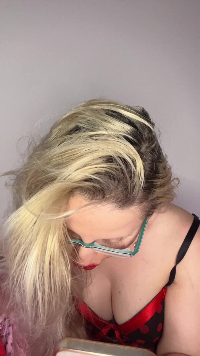 FinDom Goaldigger: Мои большие красные губы бимбо и сила губной помады