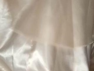 Naomisinka: Un travesti squirte dans une jolie robe en organza en...