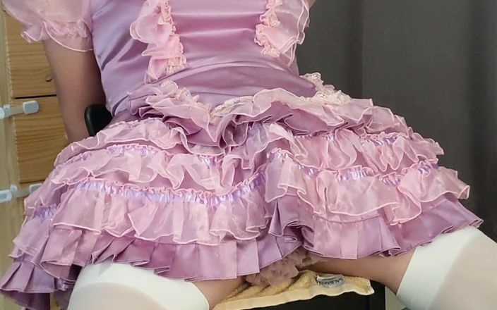 Sissy Candy: Sissy candy cố gắng giấu dương vật giả của cô ấy!