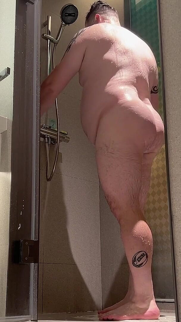 Chubby Guy Showering (Uktattooedchub)