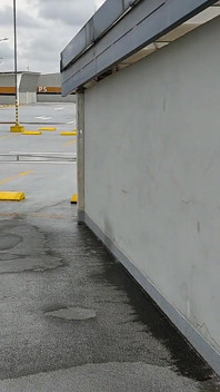 Lutschen und ficken auf einem öffentlichen parkplatz