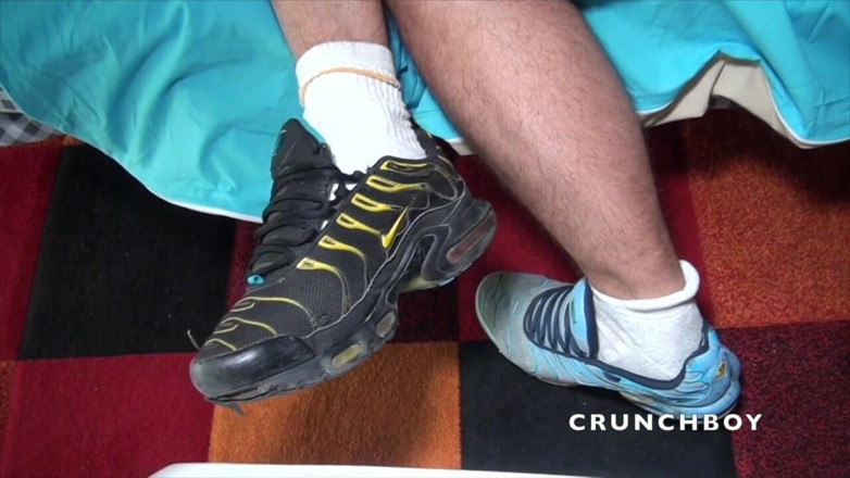 Jess Royan XXX: Sottomesso alle scarpe da ginnastica di ragazzo scally senza preservativo