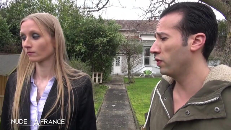 Nude in France: Pirang cantik dengan rambut panjang yang indah disetubuhi oleh tukang...