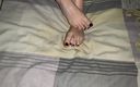 Gloria Gimson: Krásné dlouhé nohy v posteli, dívka se předvádí novou pedikúru