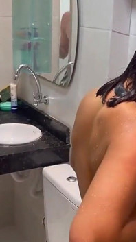 Je me tape une pipe sous la douche