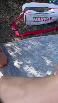 Três caras fodendo um estranho fofo no parque e gozando na buceta dela
