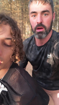 El alto británico se folla a Luca en el bosque