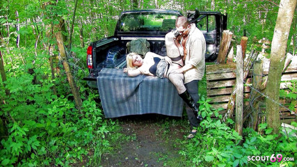 Full porn collection: BBW teenagerka Lillian šuká anál při vyzvednutí nevlastním otcem v lese