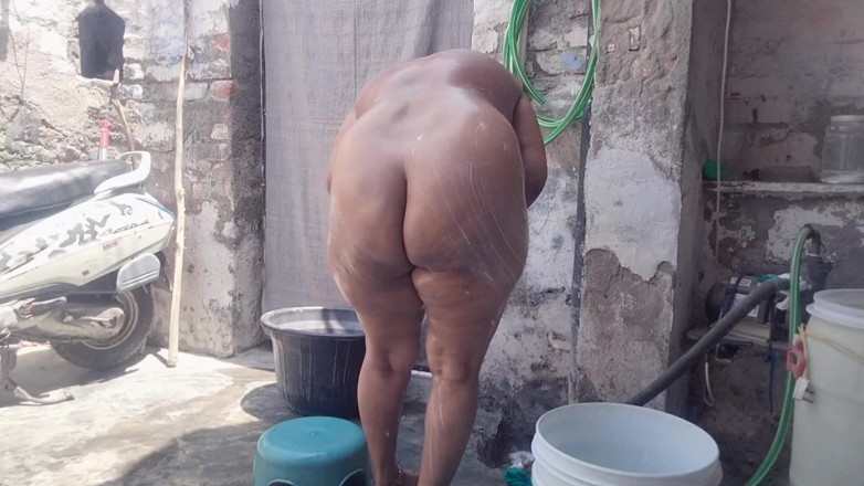 Yourgeeta8899: Indian Bhabhi's Hot Video While Bathing