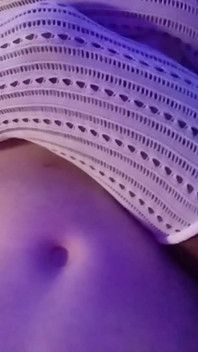 Büyüleyici siyah sürtüğüm kalçaları arasında beyaz file çorapla mastürbasyon yapıyor