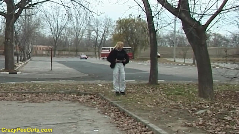 Crazy pee girls: Une jeune fille pisse dans la rue