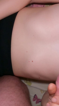 Stiefschwester stimmte einem schnellen handjob zu!