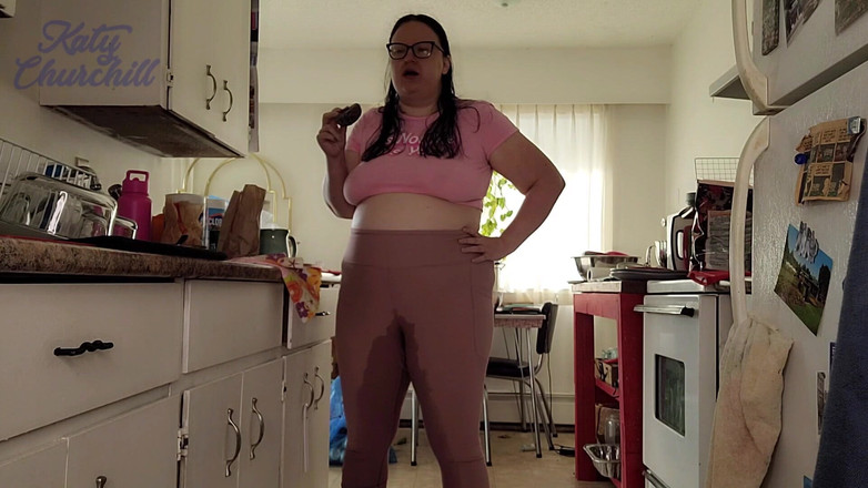 Katy Churchill: Une grosse salope pisse partout