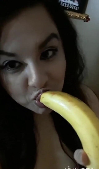 Miss Madii: Domnișoara Madii - muie cu banană FĂRĂ AUDIO
