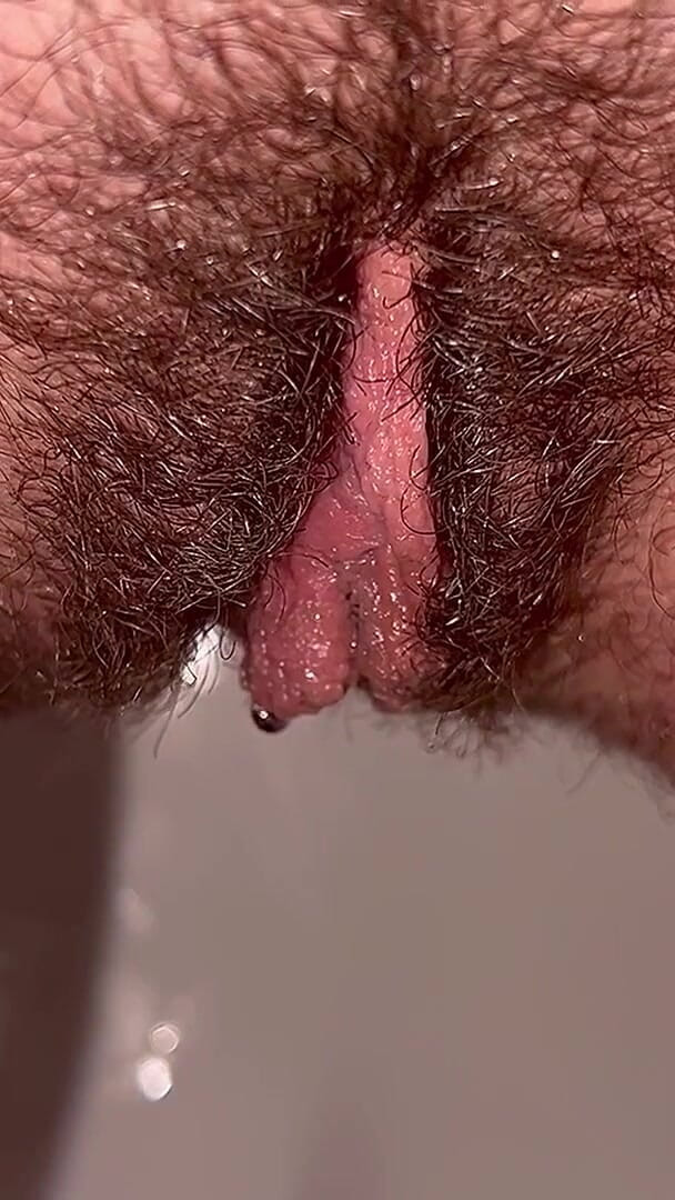 Teen Pees Beautifully