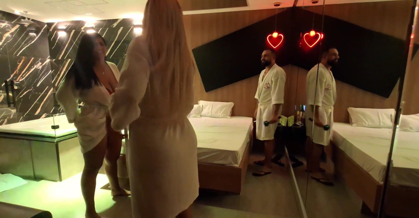 Casal Mattos Trans: Rozgrzewka w motelu: Nicoly i blondynka transpłciowa tańczą i drażnią...