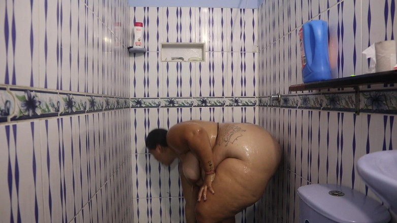 Lexly_16: Baculatá dívka se sprchuje a ukazuje celou svou kundičku a...