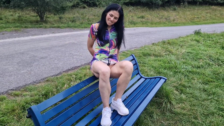 Nicky Brill: Îmi întind picioarele în parcul public