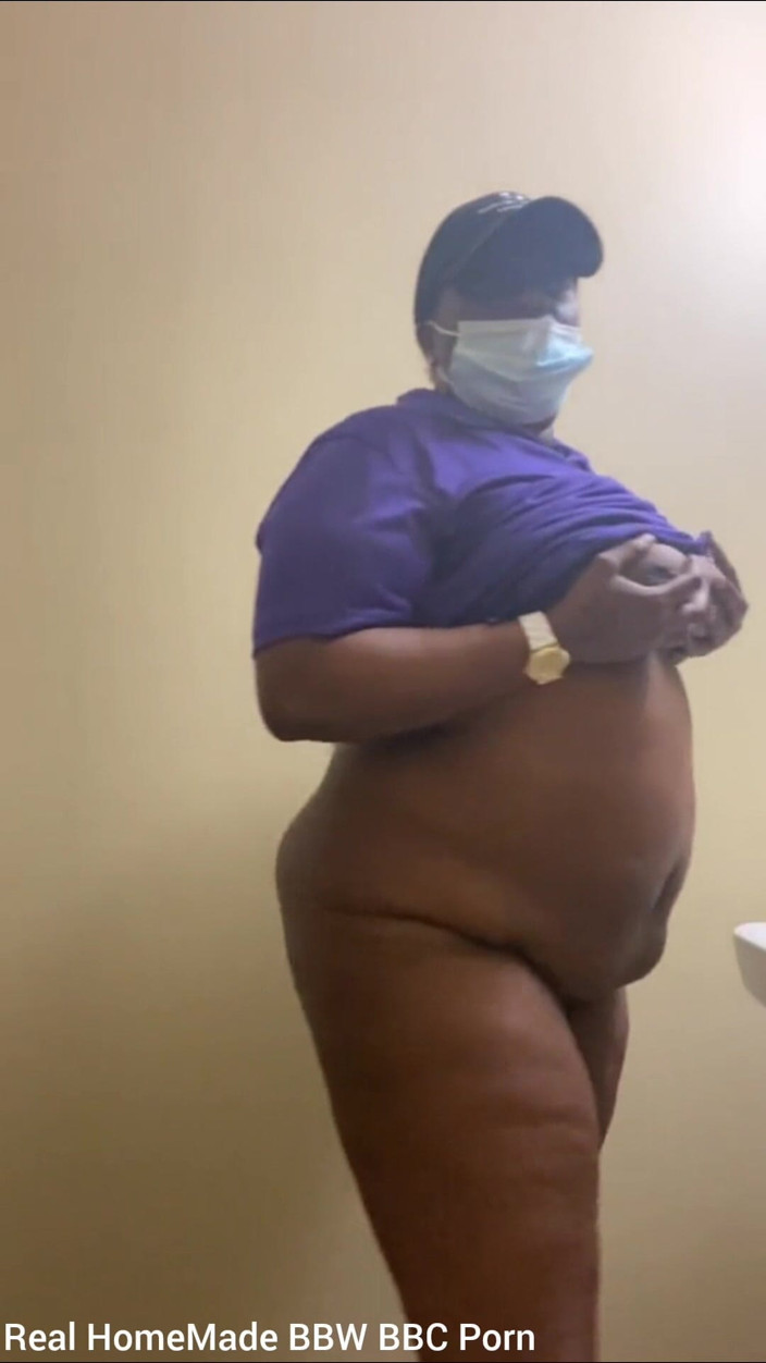 Super sexy ebony cuties: Honry w pracy pocieranie mojej cipki odbijając moje piersi