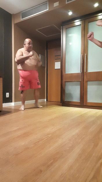 Punchbagplz: विवादी बुब्बा एक जॉबर को दंडित कर रहा है