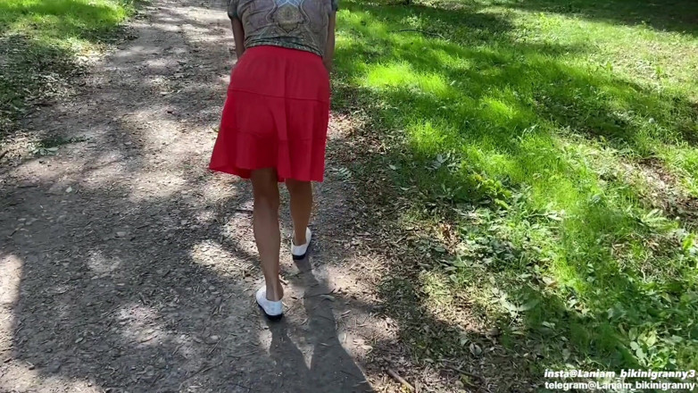 Ladyloveyoung60: Babcia na zewnątrz pokaż seksowny stringi sikanie sikanie tryska obciąganie...