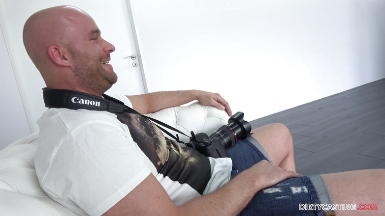 Czech Pornzone: Возбужденная брюнетка, обожающая жесткий член сзади