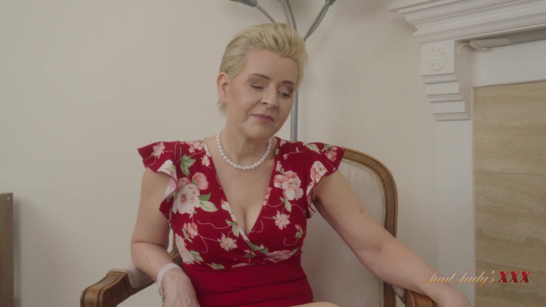 Aunt Judy's XXX: TetaJudysXXX - Vaše nadržená zralá nevlastní matka Bobbi Shay chce hrát...