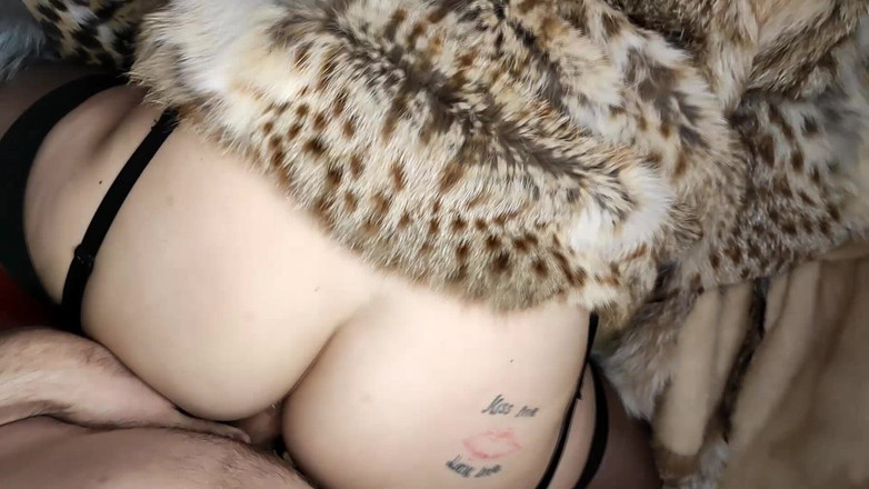 Princess18_: Une déesse de la fourrure utilise un homme pour le...