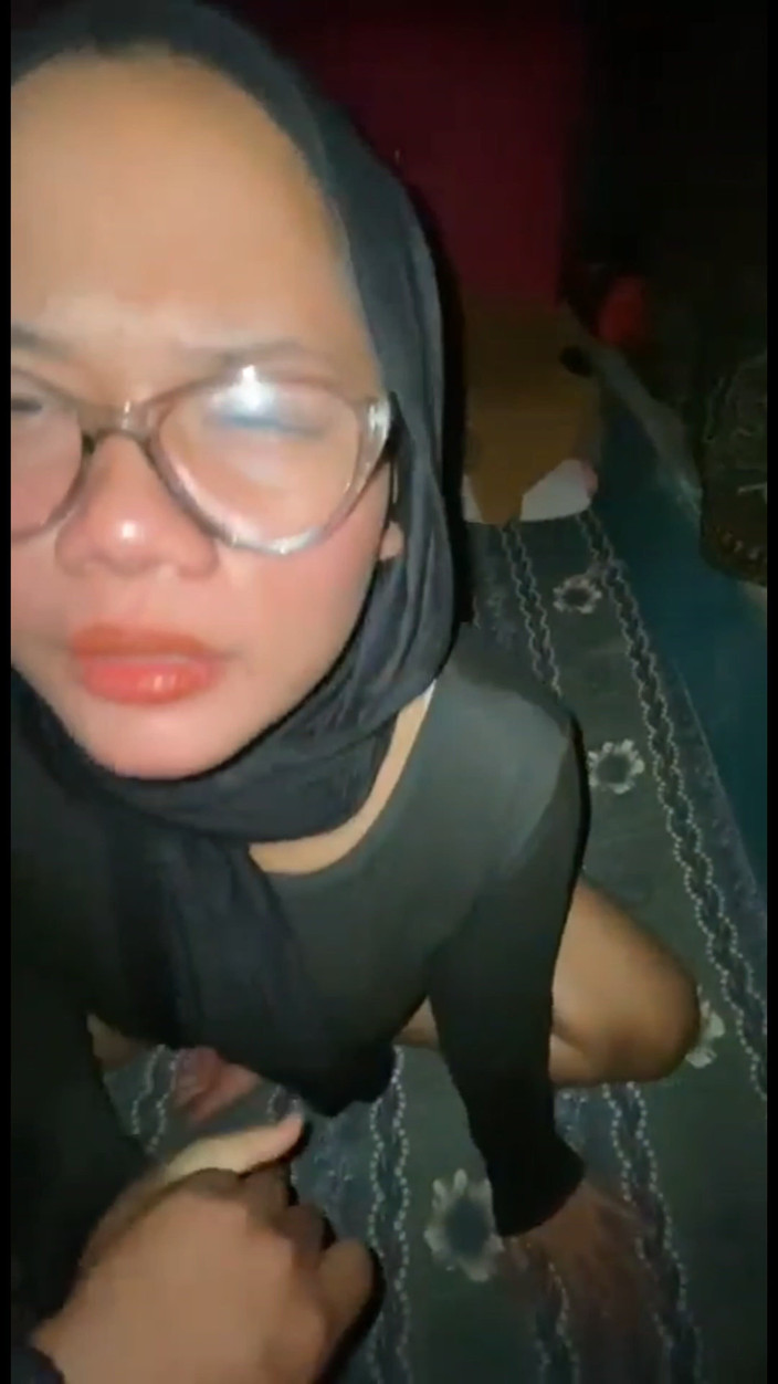 Jilbab69: 天然巨乳头巾和男友做爱直到阴户湿透