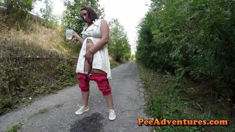 Pee Adventures: 瓶に小便をして、おしっこで満たす