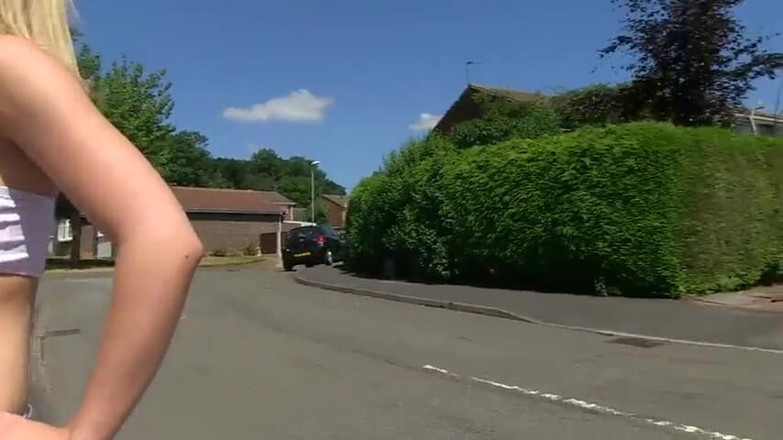 German amateur - 100% German hardcore videos: Une blonde incroyable pisse dans sa culotte à l'extérieur