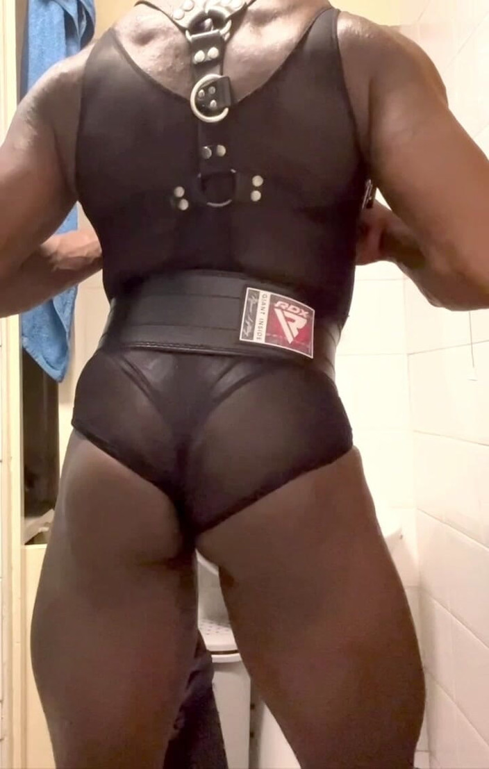 Black mature kinky muscle: Чорний бодібілдер, змащена олією дупа та кліпси анальної дупу