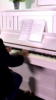 Cours de piano excité avec surprise finale !