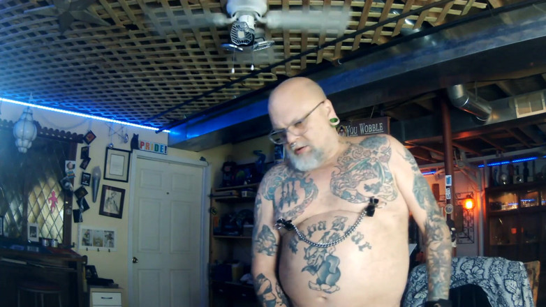 City hog: Tattooed freak pumpig his cock