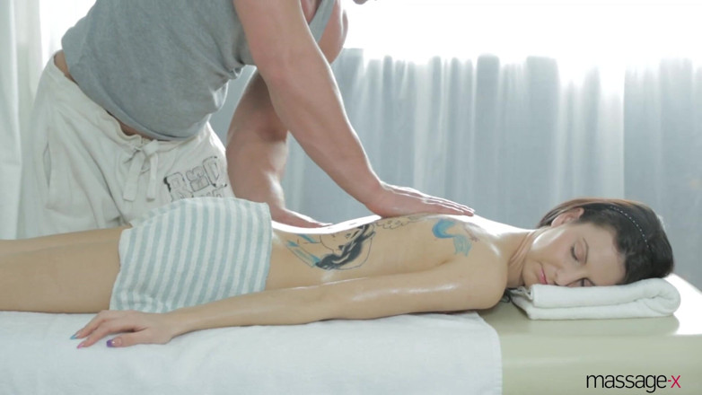 Massage X: uske sundar hothon par pyari krim