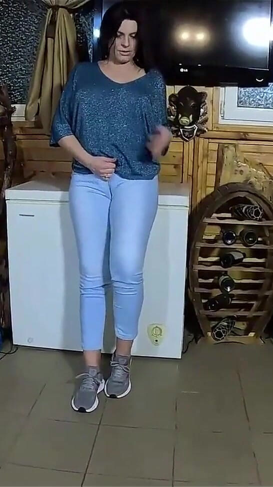 MilfyCalla: Cameltoe MILF twerke en jean, pipe et éjaculation sur ma veste...
