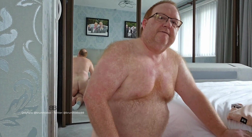 brummieboi89: Tati îl fute pe băiatul de pe podea